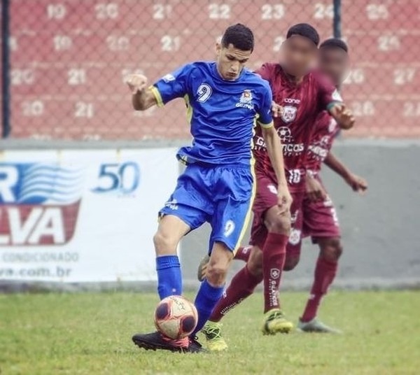 Fisiovida - - Jovem de 24 anos, jogador de futebol amador; - Sem