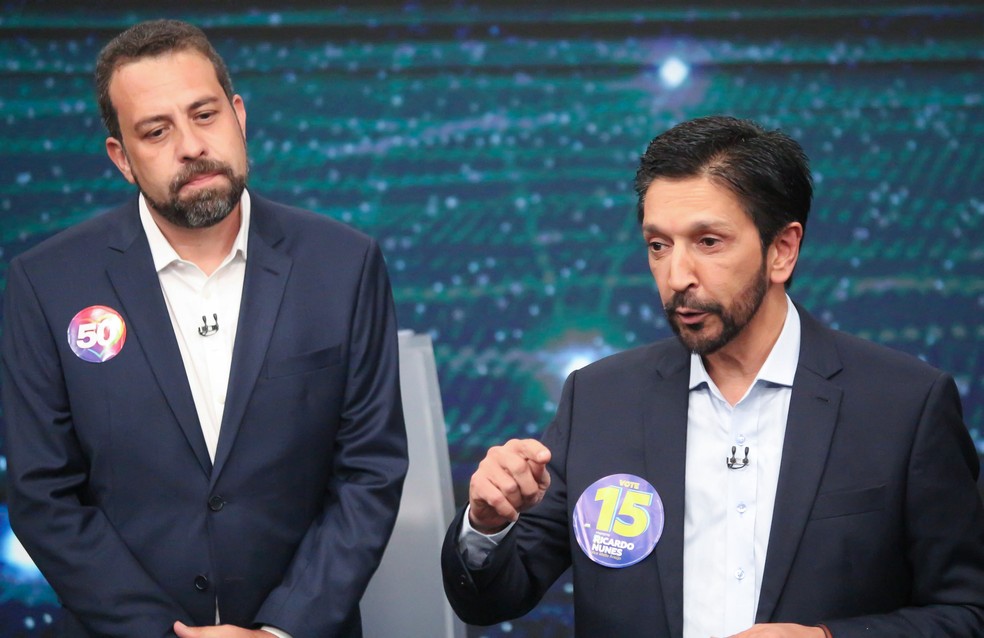 O candidato à Prefeitura de São Paulo, Guilherme Boulos (PSOL) (e), e o prefeito e candidato à reeleição, Ricardo Nunes (MDB), participam do primeiro debate do segundo turno das eleições municipais 2024, promovido pela Band, no estúdio da emissora no bairro do Morumbi, na capital paulista, na noite da segunda-feira, 14 de outubro de 2024. — Foto: FELIPE MARQUES/ZIMEL PRESS/ESTADÃO CONTEÚDO