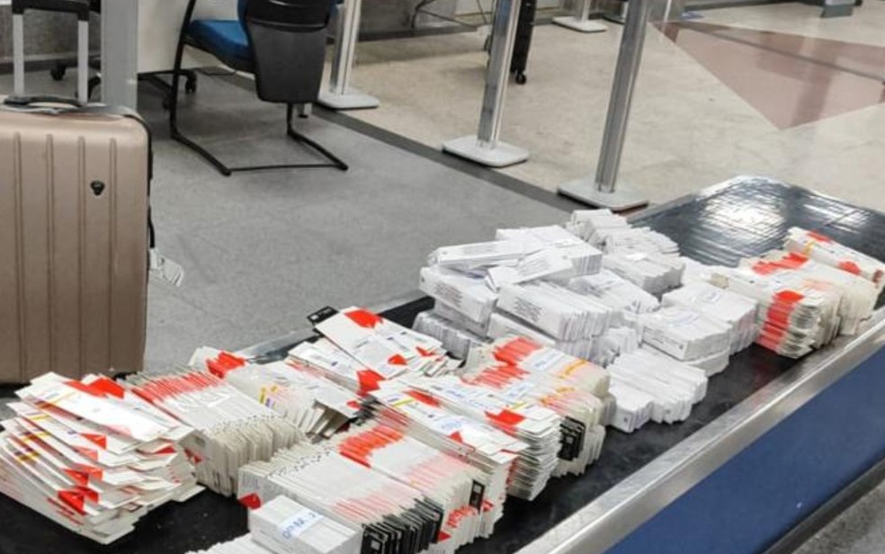 Caixas com canetas de Monjauro encontradas no dia 10 de fevereiro em Salvador — Foto: Receita Federal