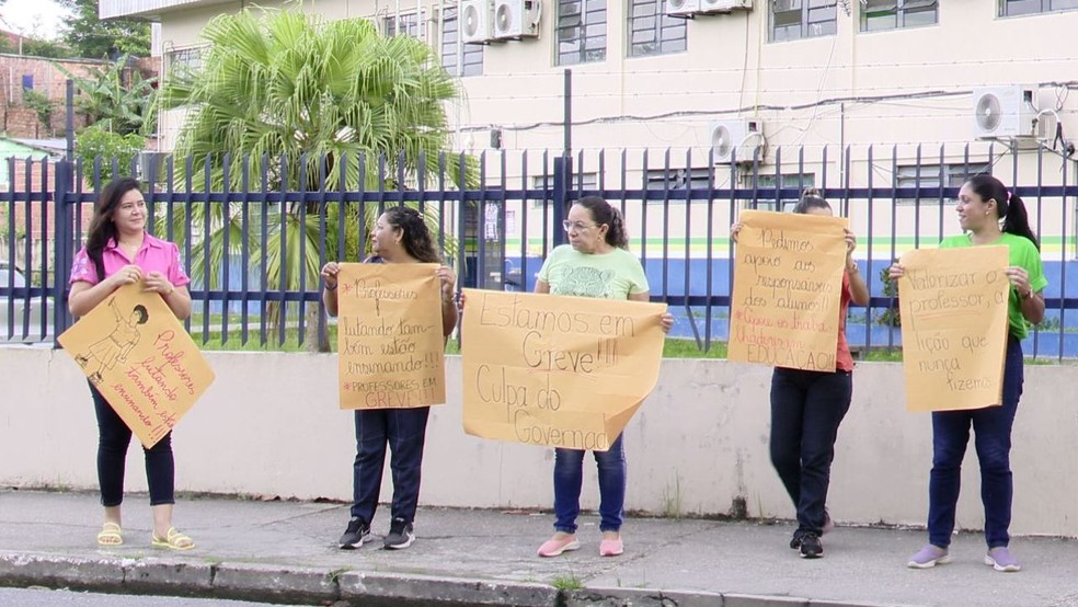 Mais cedo, professores da rede estadual se concentraram em frente à sede do Governo do Amazonas, em Manaus — Foto: Andressa Libório/Rede Amazônica