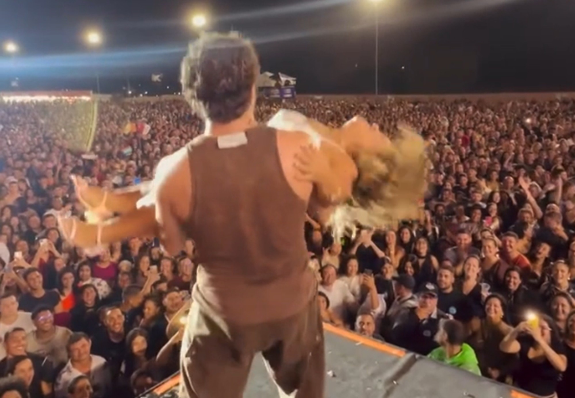 Cantor Nattan paga R$ 1 mil para homem beijar mulher com nanismo em show; VÍDEO
