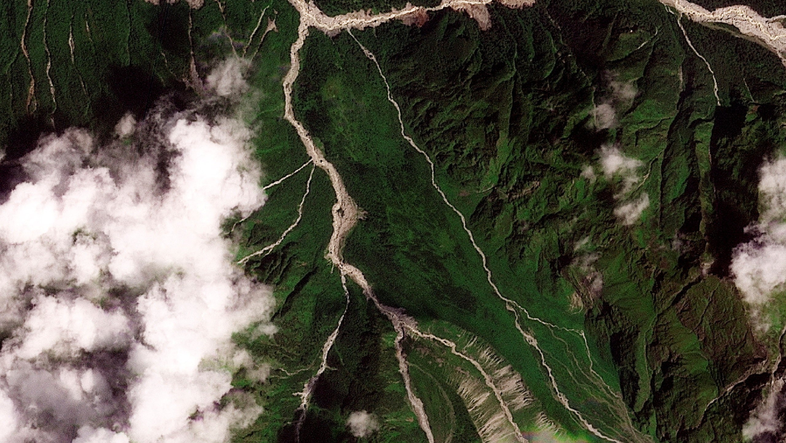 Terremoto pode ter contribuído para deslizamento que causou enchente com centenas de desaparecidos no Nepal