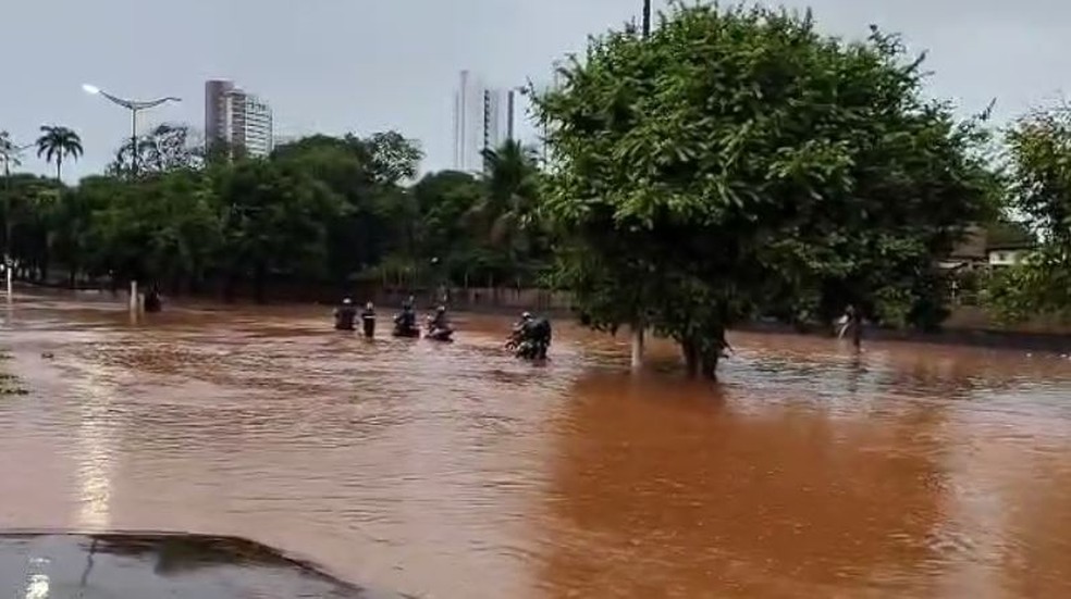 Avenida Leão Sampaio, que liga Barbalha a Juazeiro do Norte, ficou alagada durante chuva forte nesta sexta-feira (28). — Foto: Reprodução