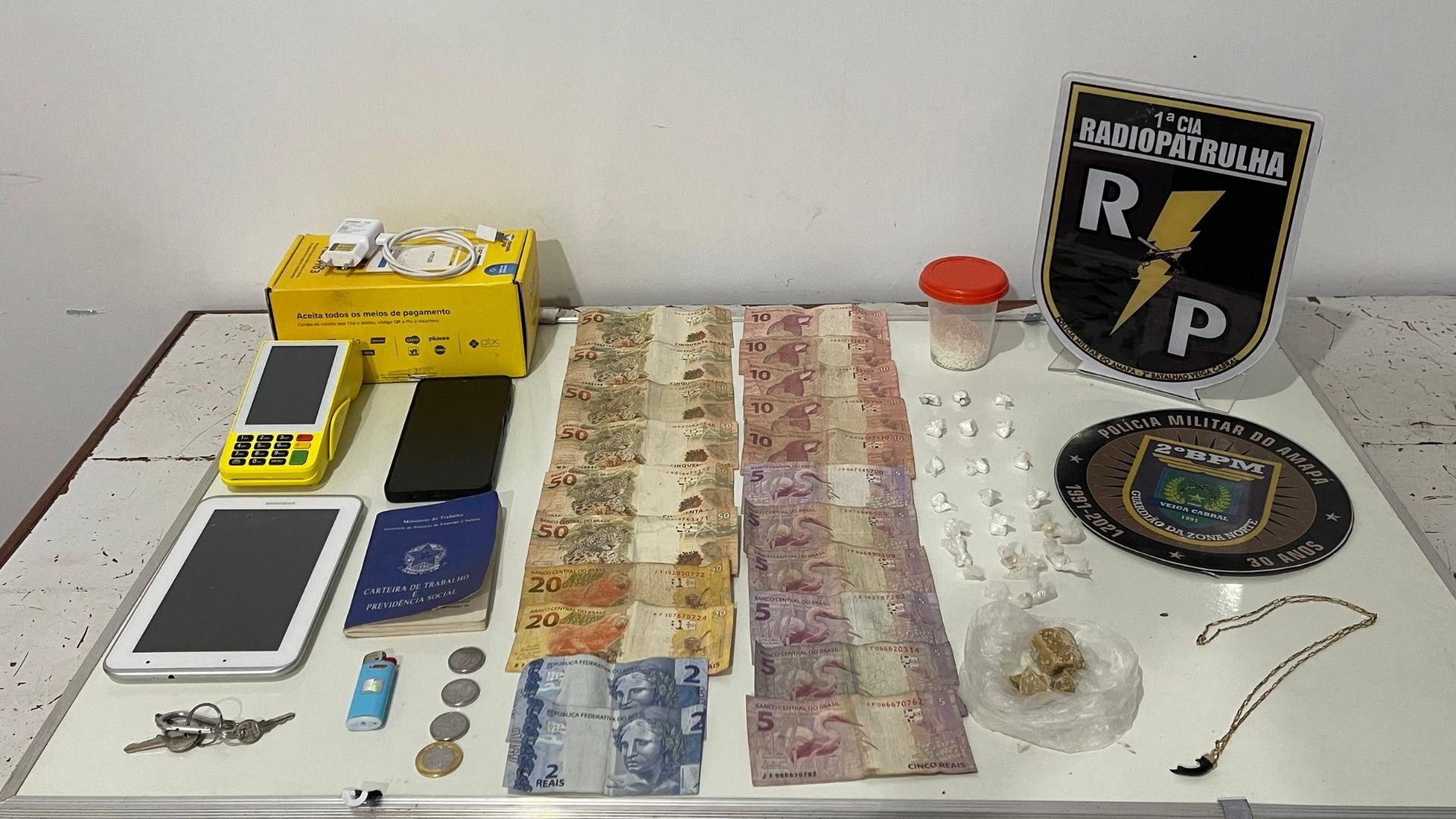 Suspeito de vender pedras de crack com maquininha de cartão é preso em Macapá; VÍDEO