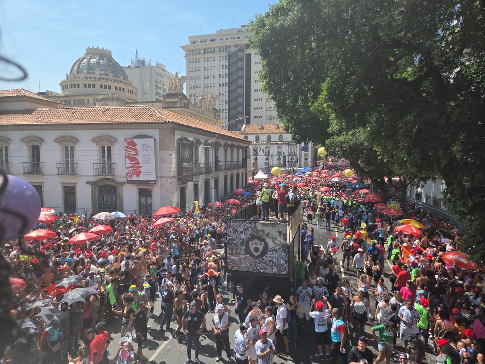 Multidão toma conta da Rua 1° de Março no desfile do Cordão da Bola Preta — Foto: Patrícia Teixeira / g1