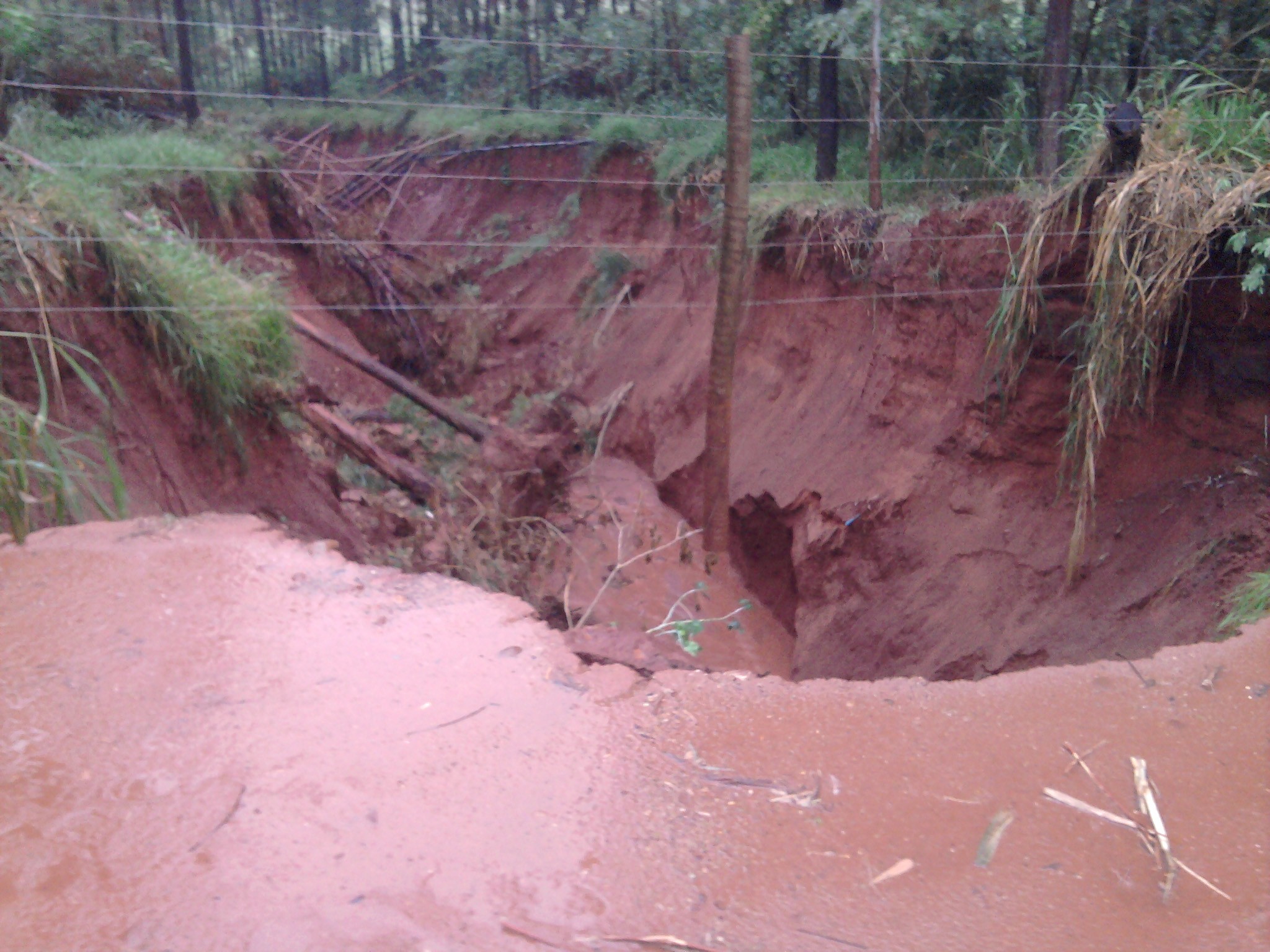 Cratera às margens da PR-082, em Cidade Gaúcha, preocupa moradores