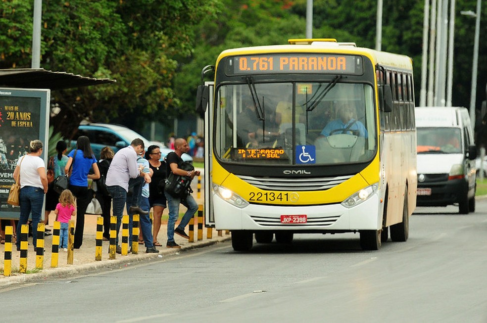 Passageiros entram em ônibus no DF, em imagem de arquivo — Foto: Pedro Ventura/ Agência Brasília