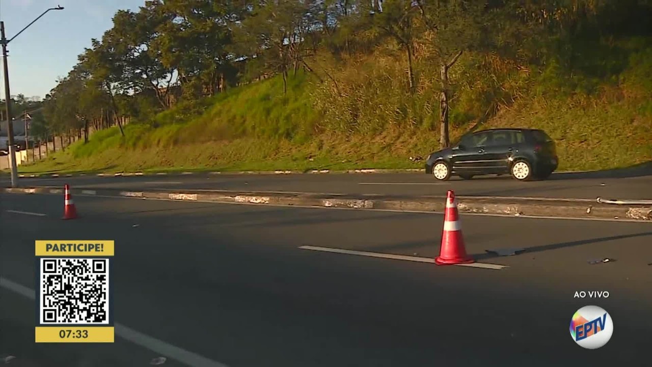 Carro derruba poste e motorista fica ferido em Valinhos