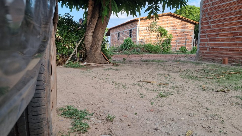 Ao fundo, a casa onde morava o bebê. À esquerda, o carro onde ele foi encontrado morto - Bebê de 2 anos é encontrado morto dentro de carro em povoado rural de União, no Piauí — Foto: Pedro Lima/ g1 Piauí