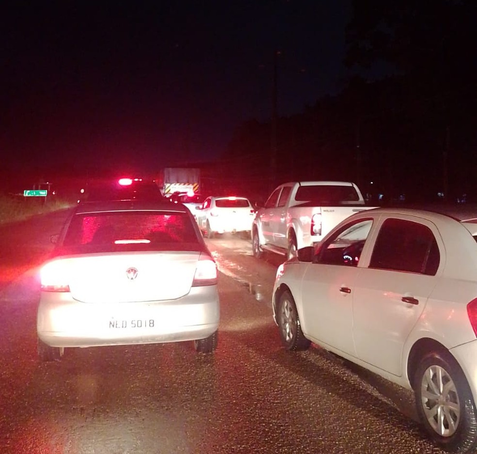 Carros parados na BR-364 devido a interdição na pista — Foto: Eduarda Dejan/Rede Amazônica
