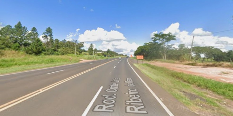 Uma mulher de 54 anos foi presa em flagrante por dirigir embriagada após se envolver em um acidente na Rodovia Comandante João Ribeiro de Barros (SP-294), em Marília (SP), na noite de quinta-feira (4) — Foto: Google Street View/Reprodução
