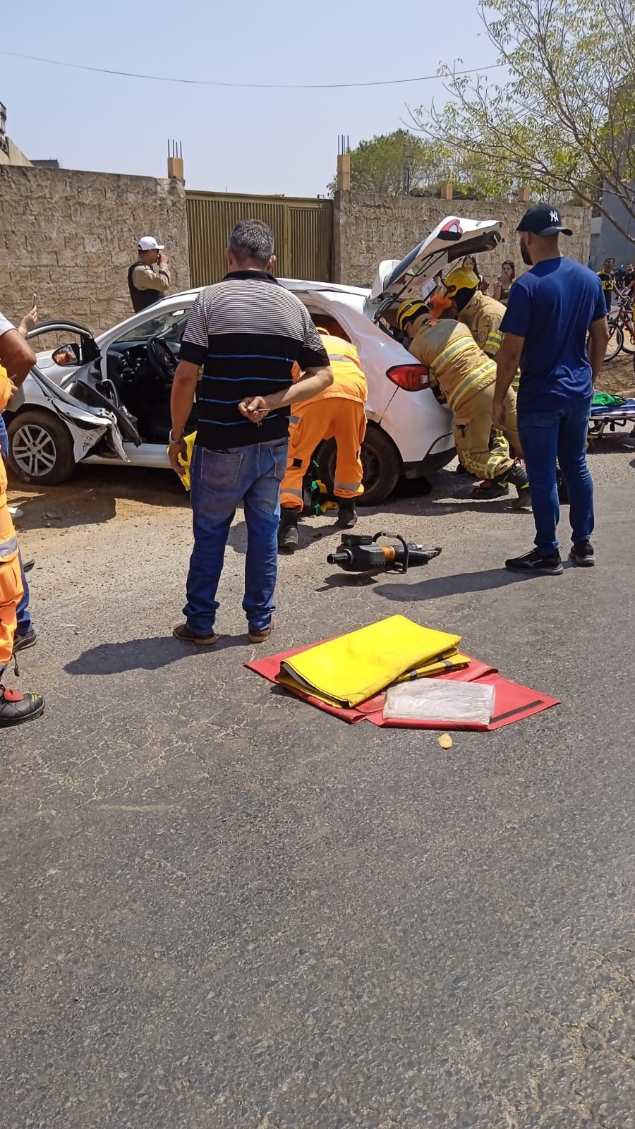 Mulher fica presa às ferragens após passar mal e perder o controle do carro em Montes Claros