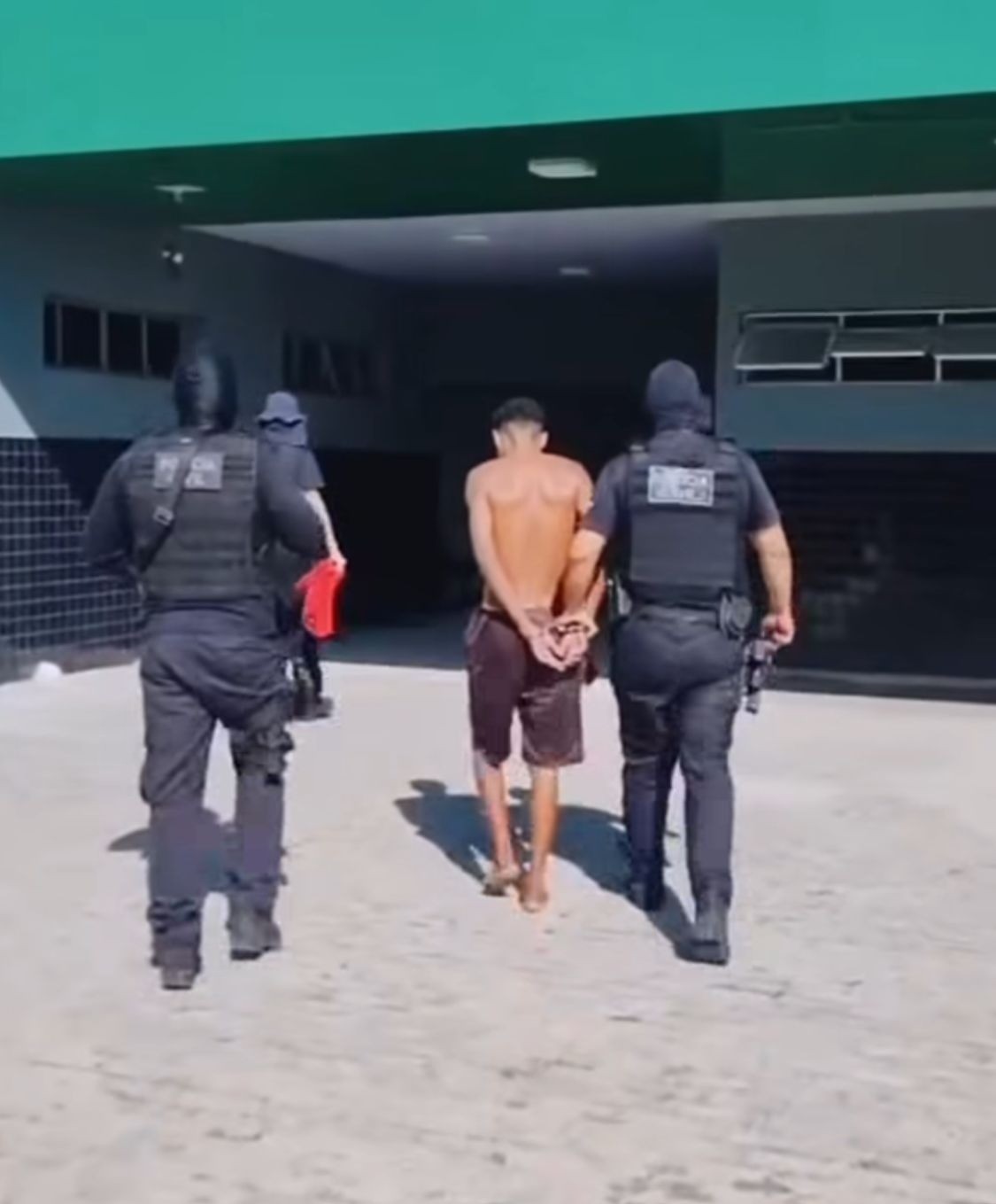 Suspeito de matar mulher com tiros nas costas como 'batismo' de facção é preso no litoral do Piauí