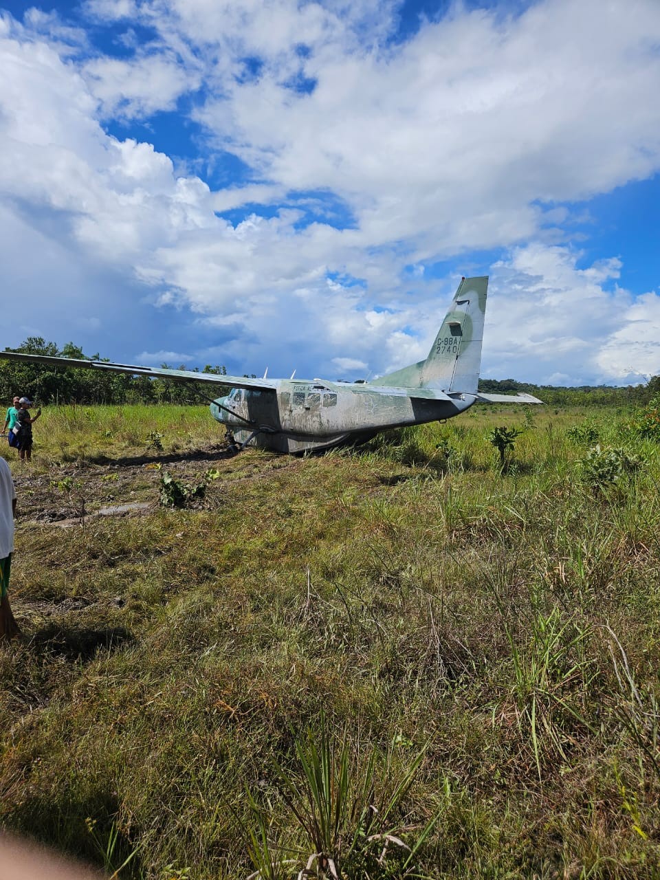 Operação para resgatar avião da FAB que fez pouso forçado no Suriname prevê içamento por helicóptero