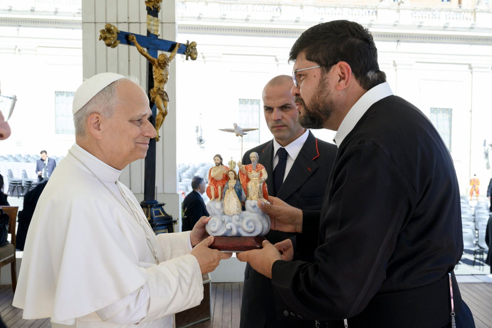 Papa Leão recebe imagem do Divino Pai Eterno de padre goiano, no Vaticano