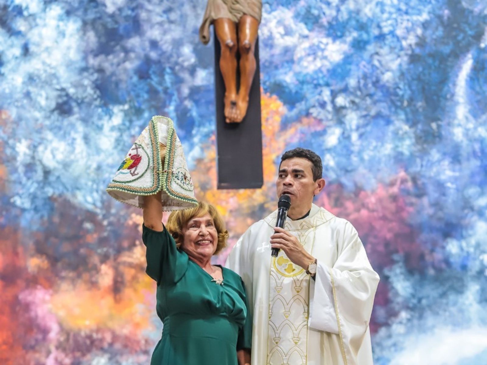 Aos 86 anos, idosa confecciona manto de Nossa Senhora de Nazaré há mais de uma década no AC: 'Amor incondicional'