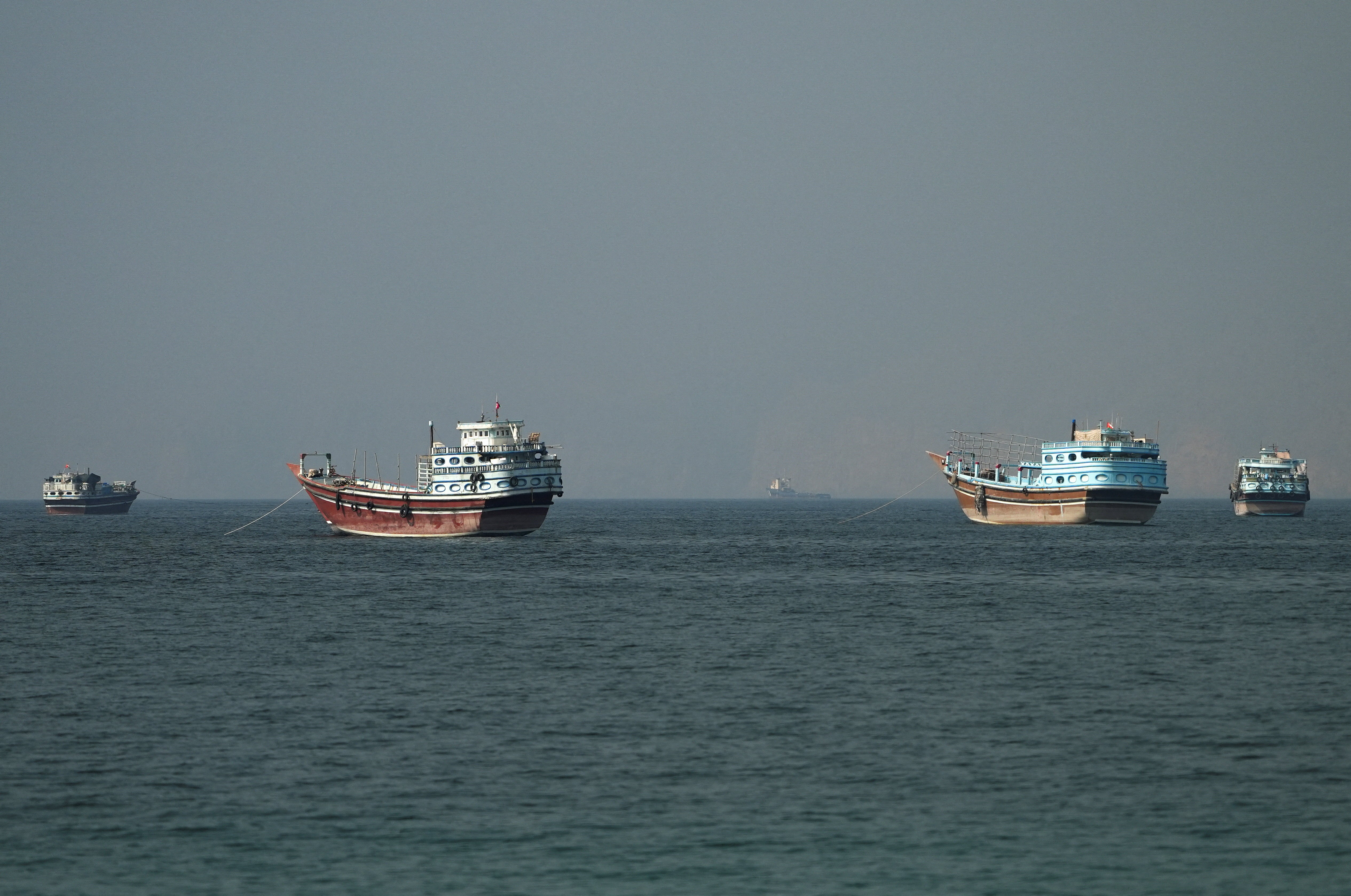 EUA e Irã intensificam conflito e atingem Bahrein e Kuwait em disputa por Ormuz