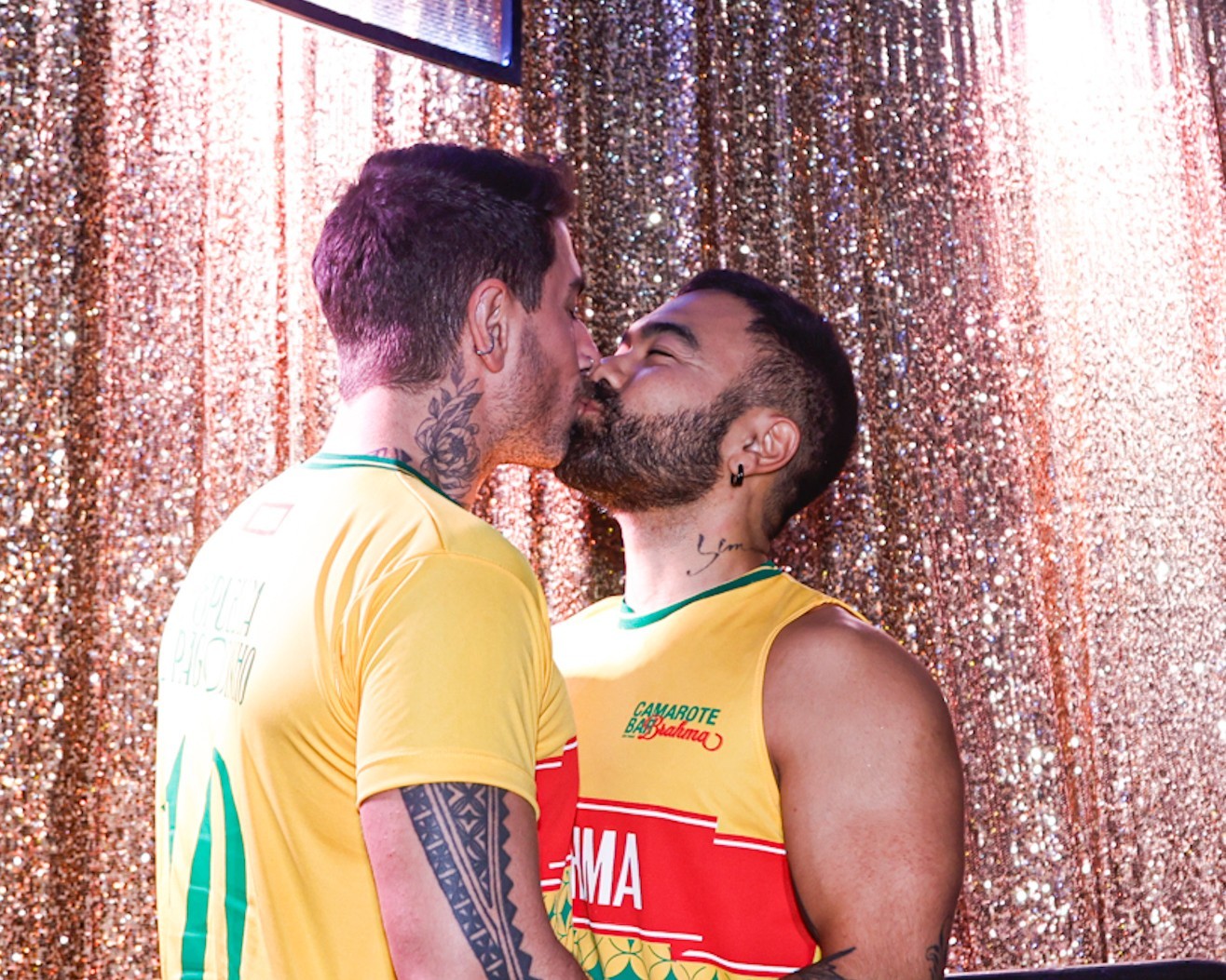 FOTOS: famosos beijam muito durante o carnaval 2026