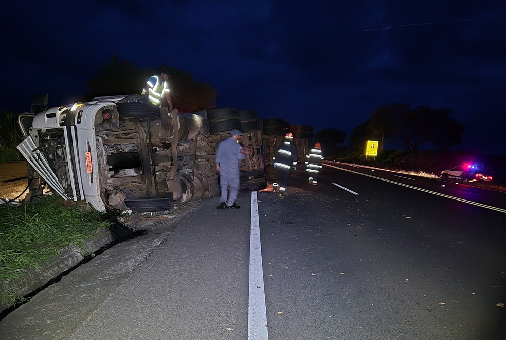 Caminhão trator carregado com ração bovina tomba na SP-425, em Martinópolis (SP) — Foto: Polícia Rodoviária