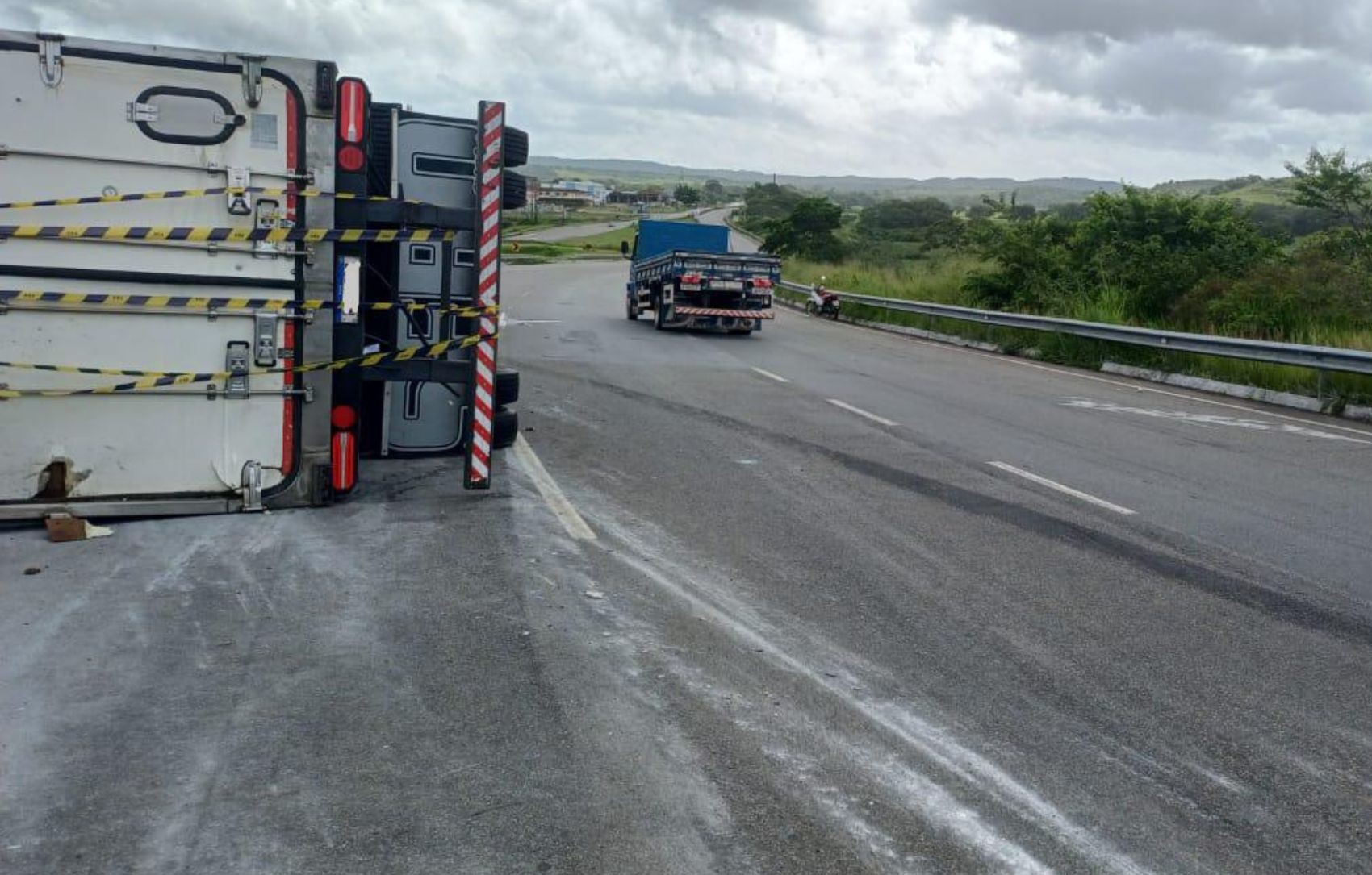 Motorista fica ferido após carreta tombar na BR-101 em Itaporanga D’Ajuda