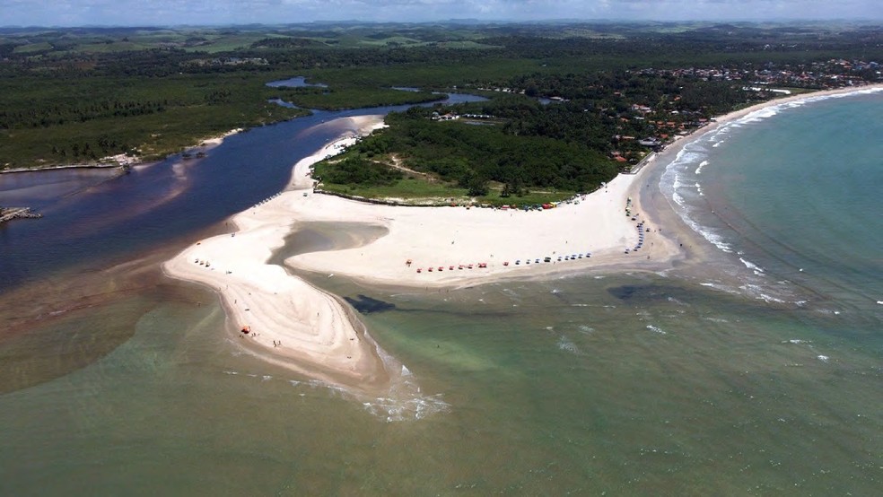 Imagem aérea do Pontal de Maracaípe, em Pernambuco — Foto: Reprodução/Justiça Federal