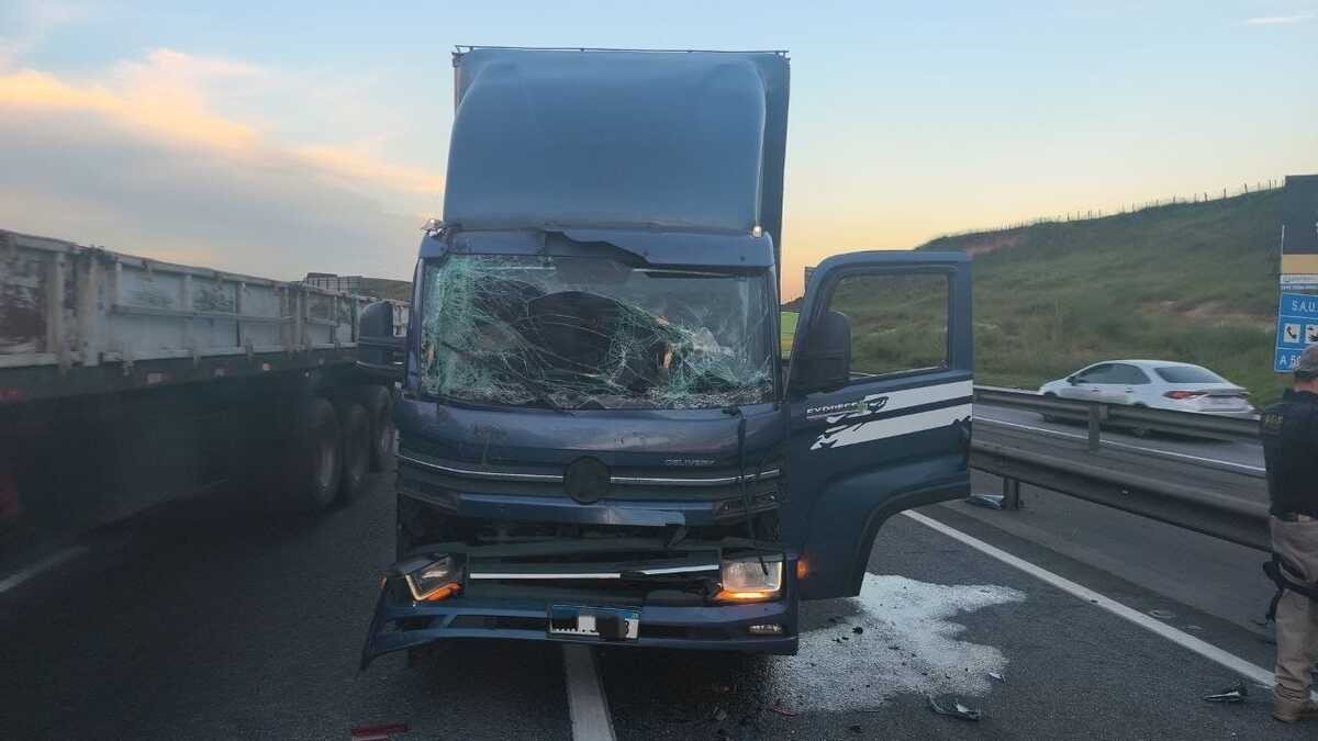 Acidente entre caminhão e carro deixa homem ferido na Via Dutra, em Porto Real