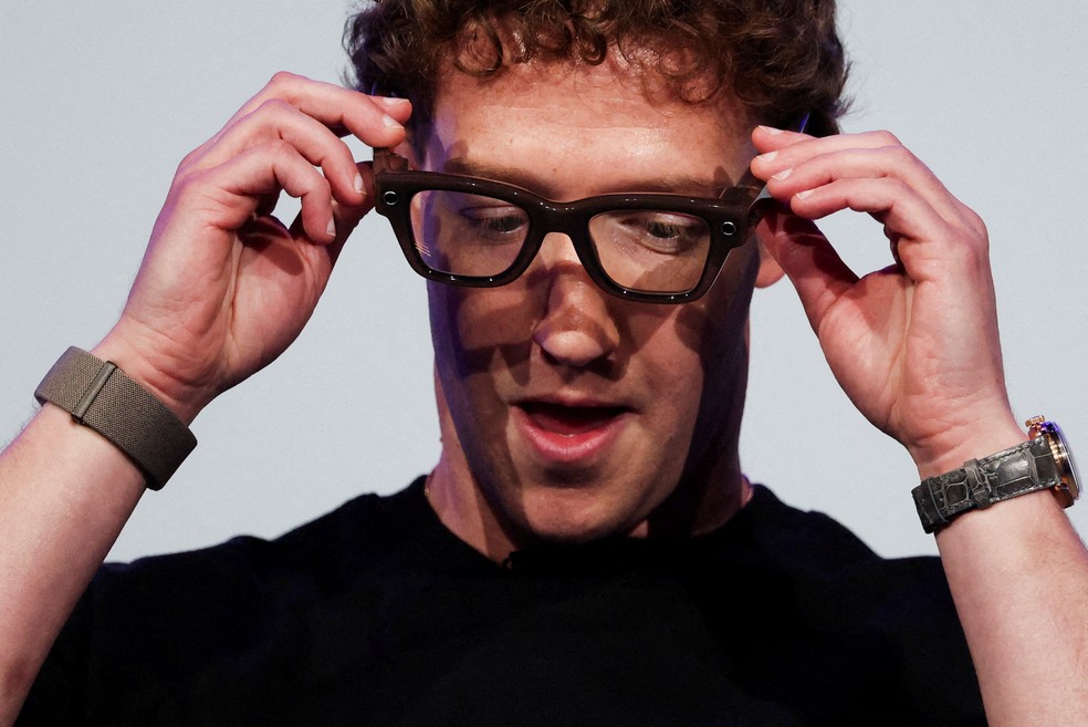 CEO da Meta, Mark Zuckerberg, usa óculos Meta Ray-Ban Display durante apresentação da nova linha de óculos inteligentes no evento Meta Connect, em Menlo Park, Califórnia (EUA), em 17 de setembro de 2025. — Foto: REUTERS/Carlos Barria