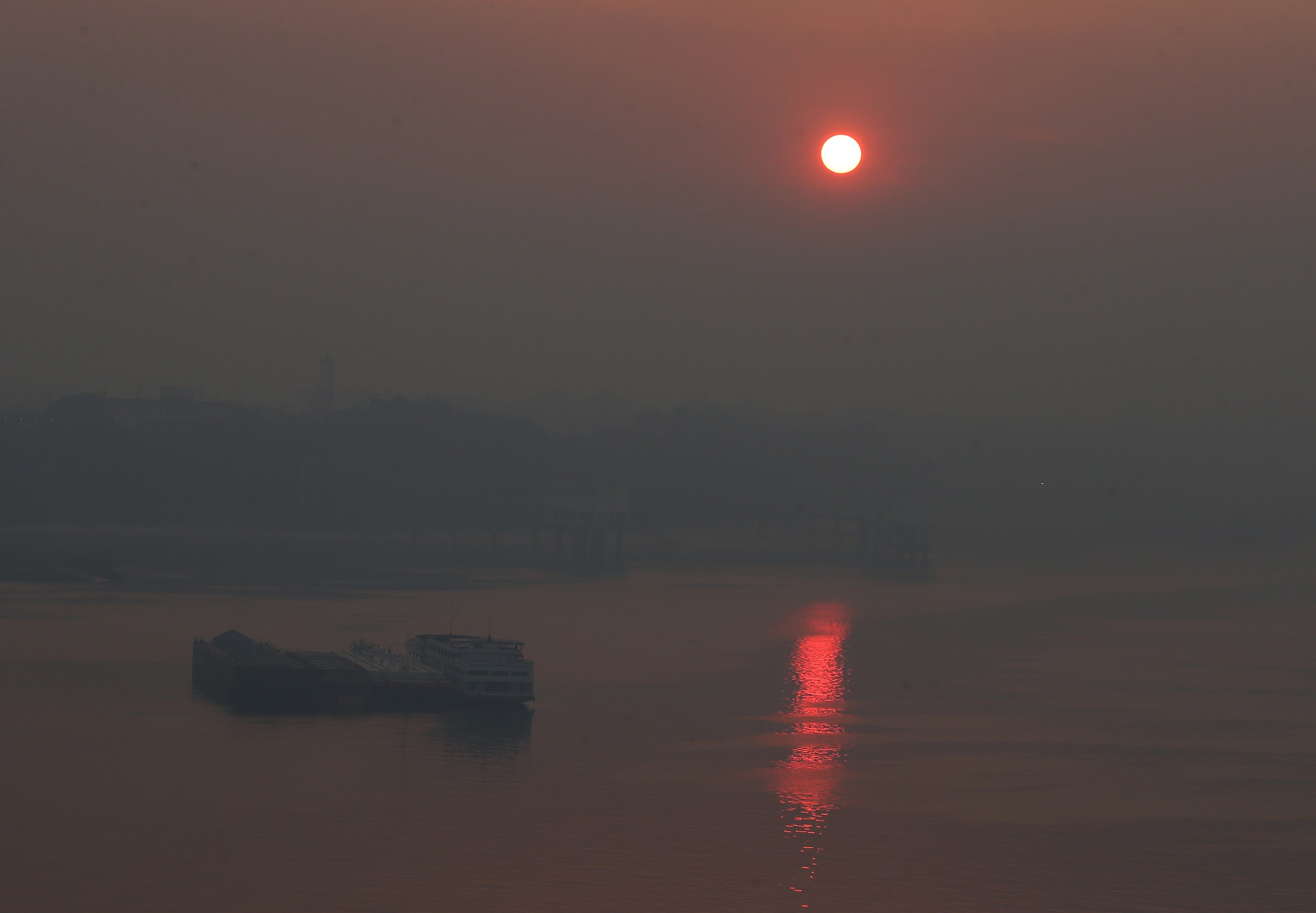 Fumaça de queimadas florestais encobre   a ponte do rio Negro e a cidade de   Manaus (AM), deixando a qualidade do ar   em nível péssimo na capital e nas   cidades da região metropolitana, nesta   sexta-feira, 9 de outubro de 2026. — Foto: EDMAR BARROS/ATO PRESS/ESTADÃO CONTEÚDO
