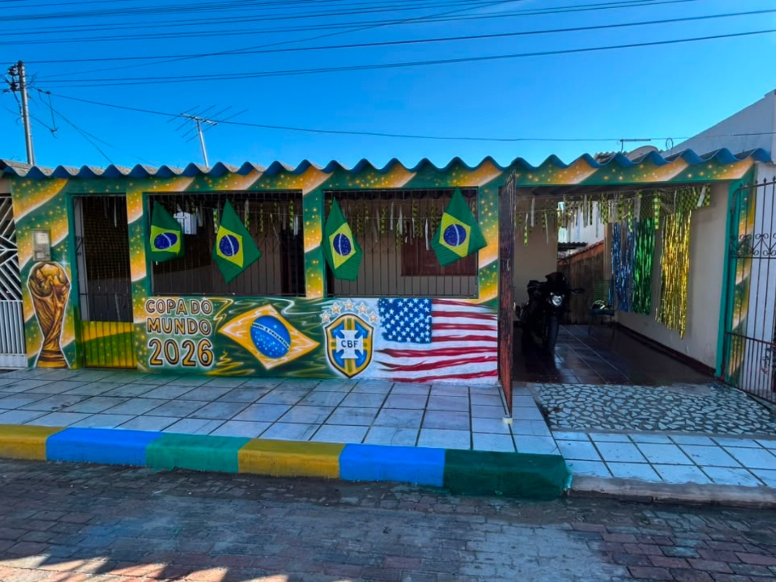 Inspirada na Copa, família do AC mantém tradição de 56 anos ao decorar casa nas cores do Brasil