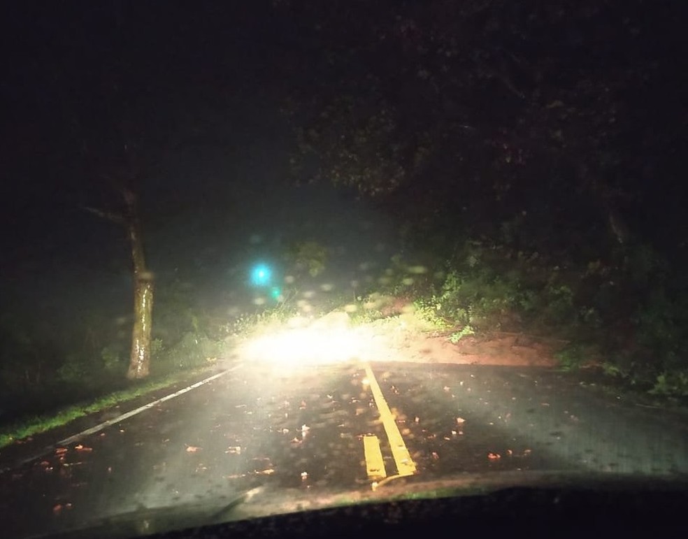 Trecho bloqueado na BR-470, em Salvador do Sul — Foto: PRF