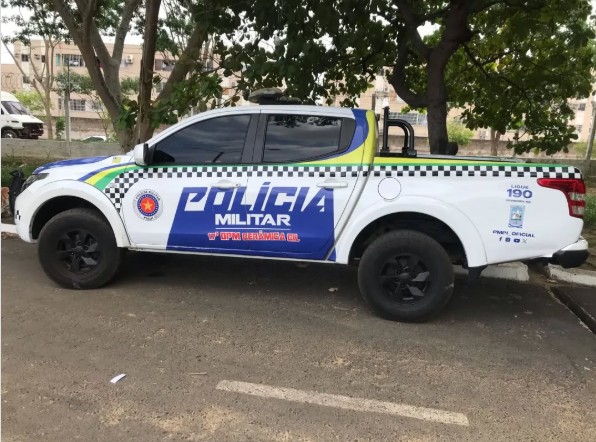 Policial militar de folga é alvo de tiros na Zona Leste de Teresina; criminosos abandonam carro e fogem a pé