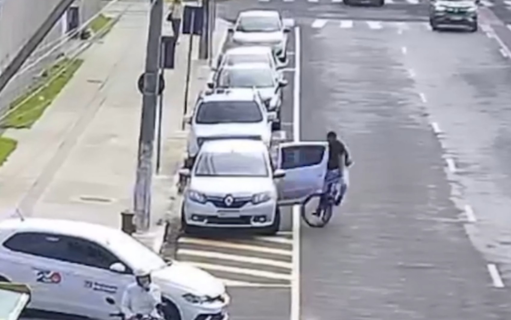 Motorista abre porta de carro e, sem perceber, atinge ciclista em Franca, SP; VÍDEO