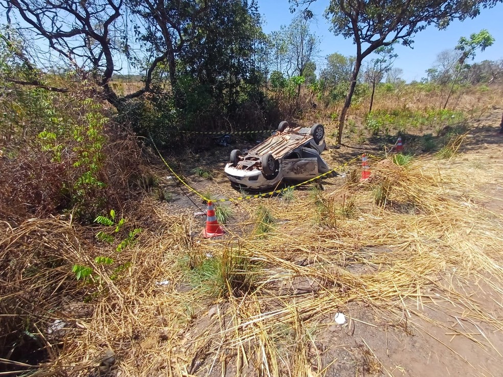 Quatro pessoas da mesma família morrem após carro sair da pista e colidir em árvore na BR-010, no MA — Foto: Divulgação/PRF