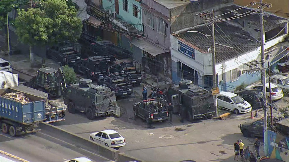 Blindados da PM se posicionam nos acessos à Maré — Foto: Reprodução/TV Globo