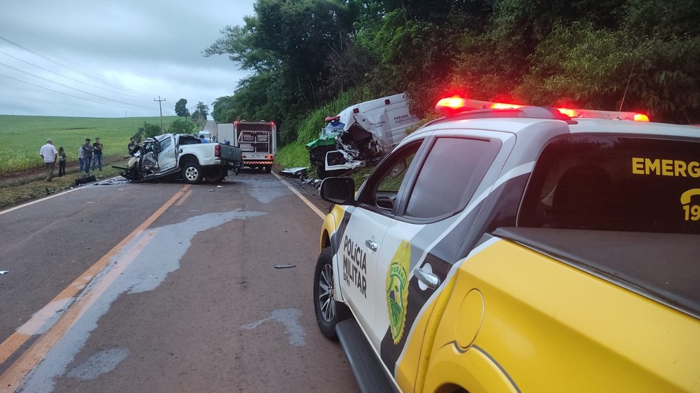 Dois homens morrem durante acidente entre carro e ambulância, em Engenheiro Beltrão — Foto: PRE