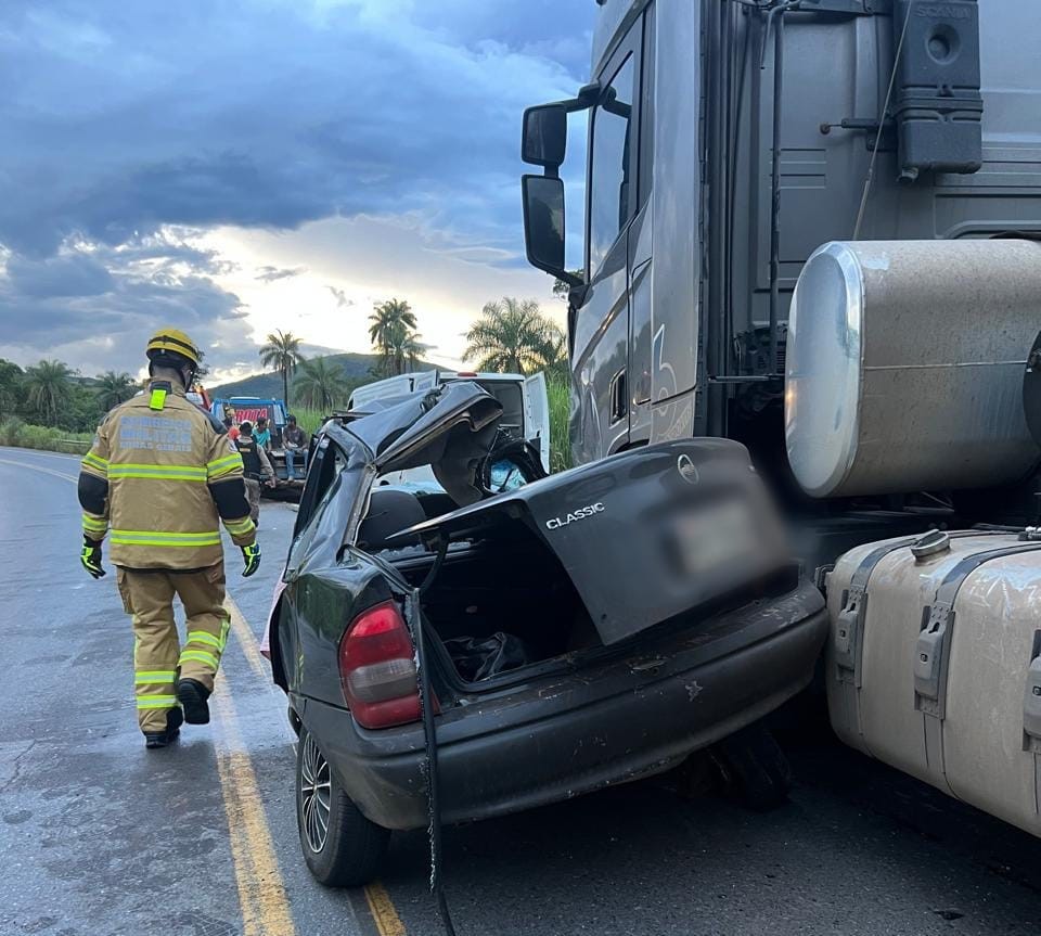 Motorista morre após carro parar embaixo de carreta na BR-354, em Córrego Danta