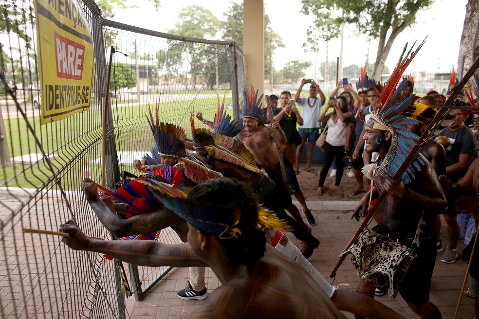 Indígenas de diferentes regiões do Pará ocupam a sede da Secretaria de Estado de Educação do Pará (Seduc), na Avenida Augusto Montenegro, em Belém (PA), nesta terça-feira, 14 de janeiro de 2025. — Foto: Raimundo Paccó/Estadão Conteúdo