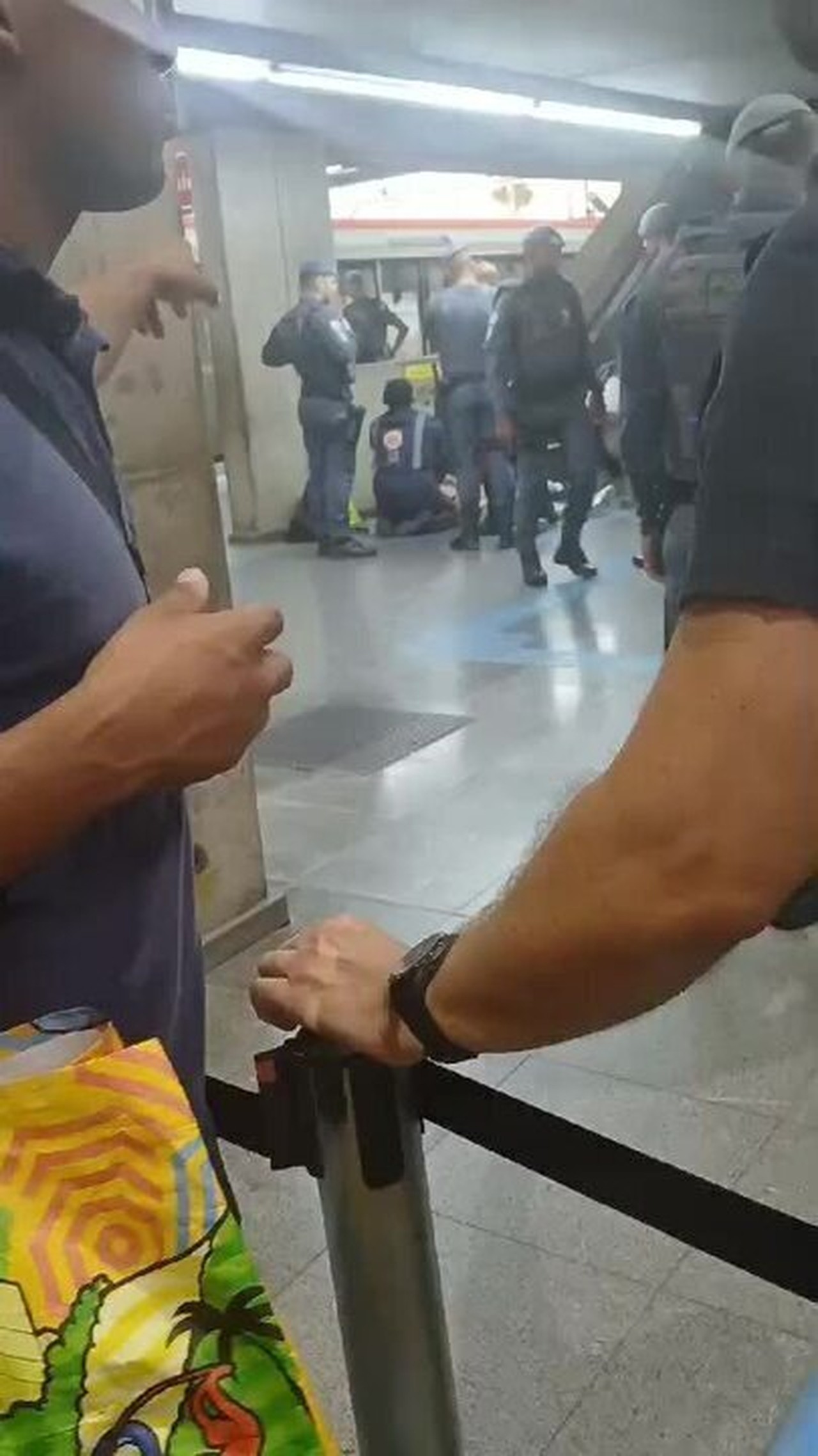 Homem é baleado em estação do Metrô de SP após briga com outro passageiro