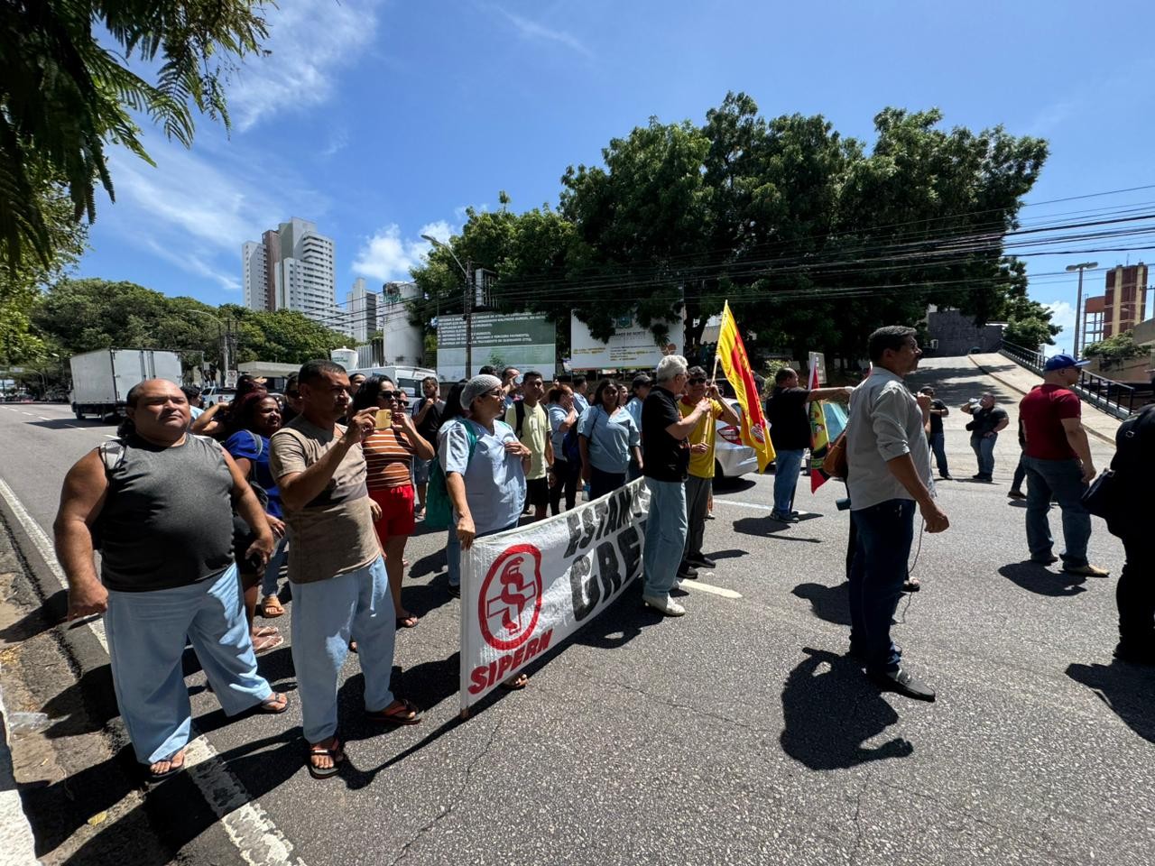 Protesto fecha avenida em Natal; vigilantes de hospitais do RN cobram pagamento de salário atrasado
