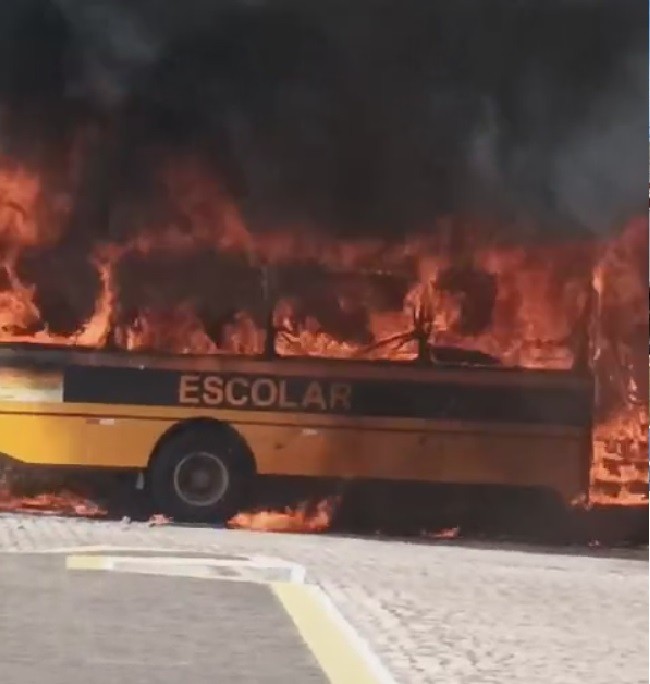 VÍDEO: Ônibus escolar é destruído por incêndio em Pau dos Ferros