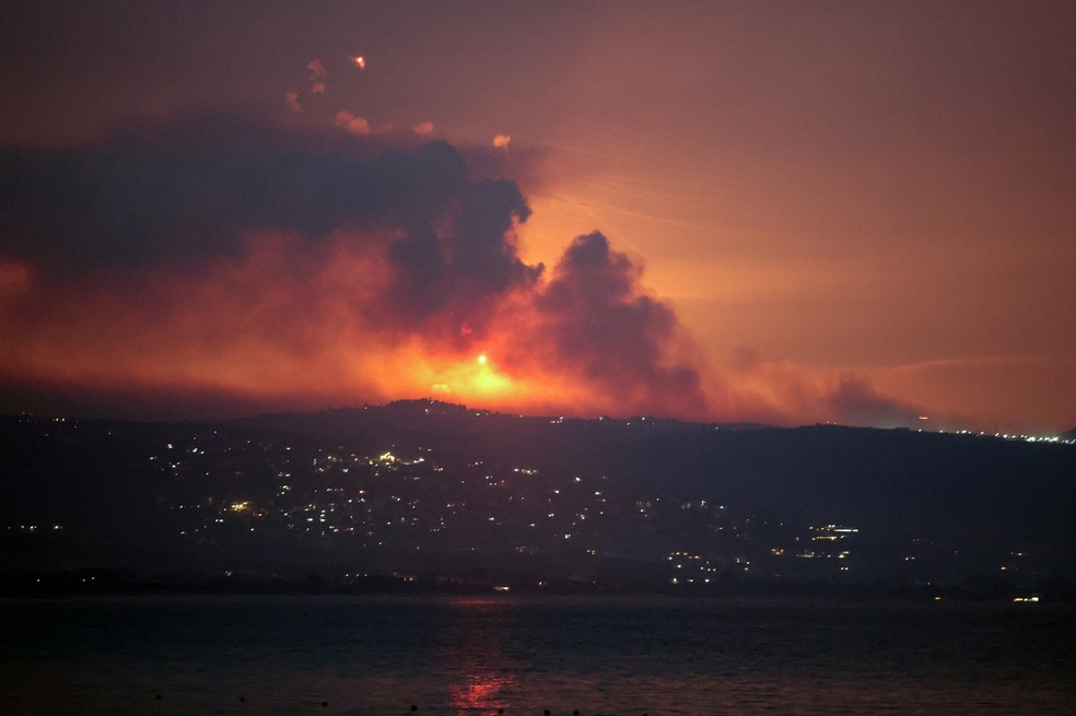 Vista mostra fuma�a e fogo no lado liban�s da fronteira com Israel, em 25 de agosto de 2024 � Foto: REUTERS/Aziz Taher