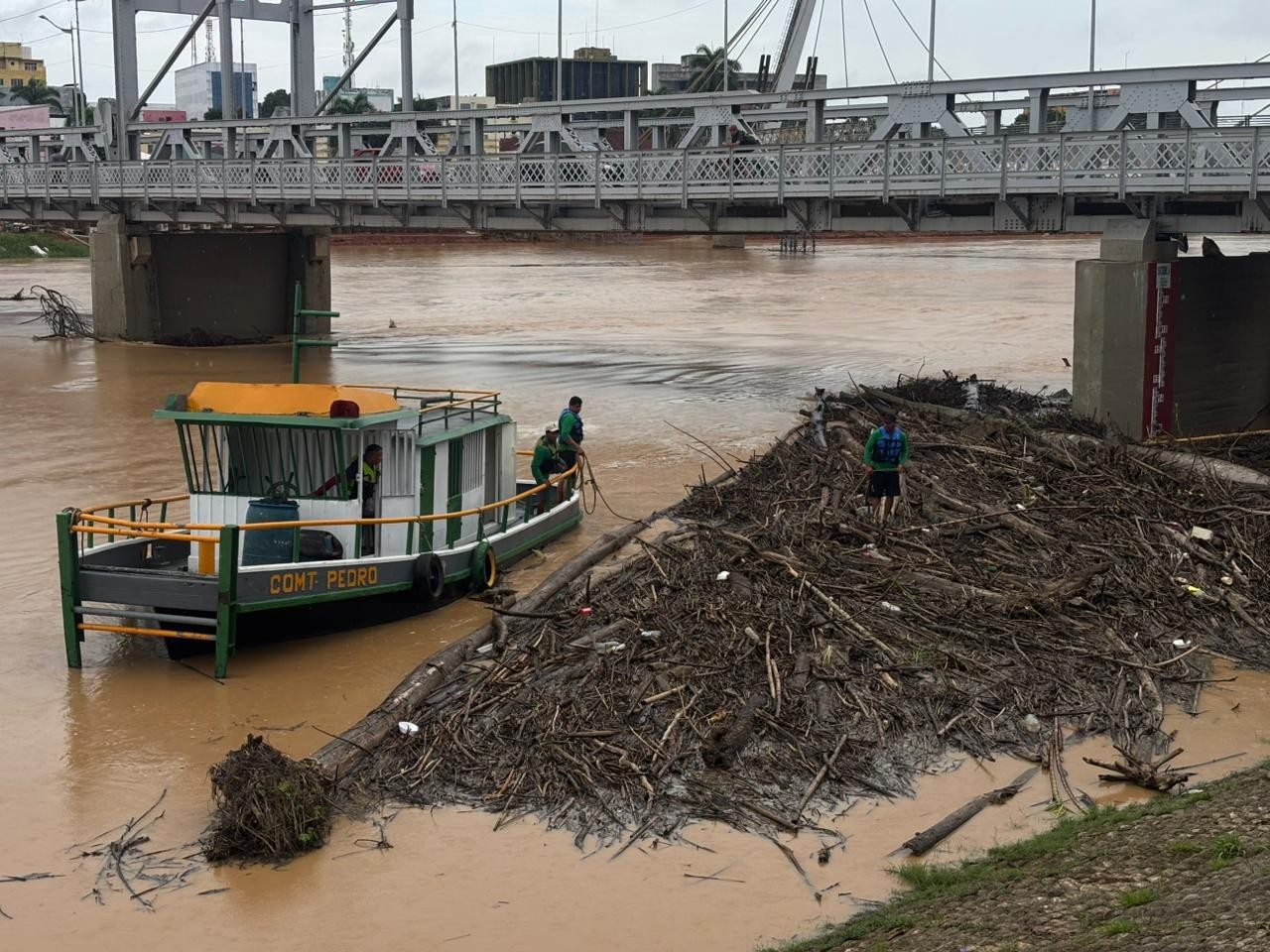 Com Rio Acre acima da cota de alerta, balseiros se acumulam em ponte de Rio Branco; VÍDEO