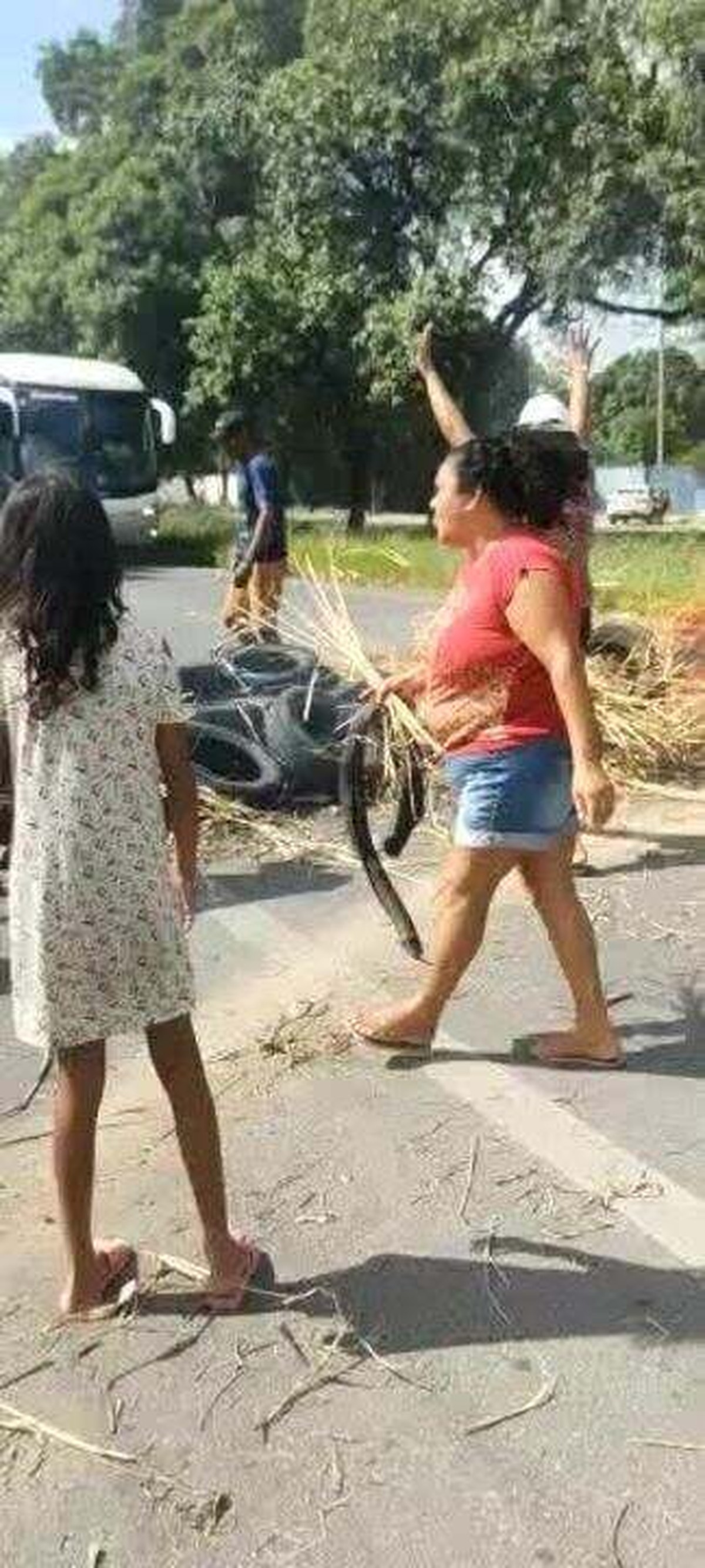 Moradores De Rio Largo Fecham Pista Em Protesto Por Falta De água Alagoas G1 4292