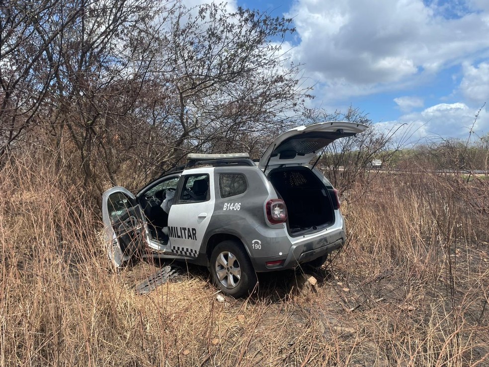 Viatura parou fora da pista ap&oacute;s acidente, segundo pol&iacute;cia militar &mdash; Foto: Divulga&ccedil;&atilde;o