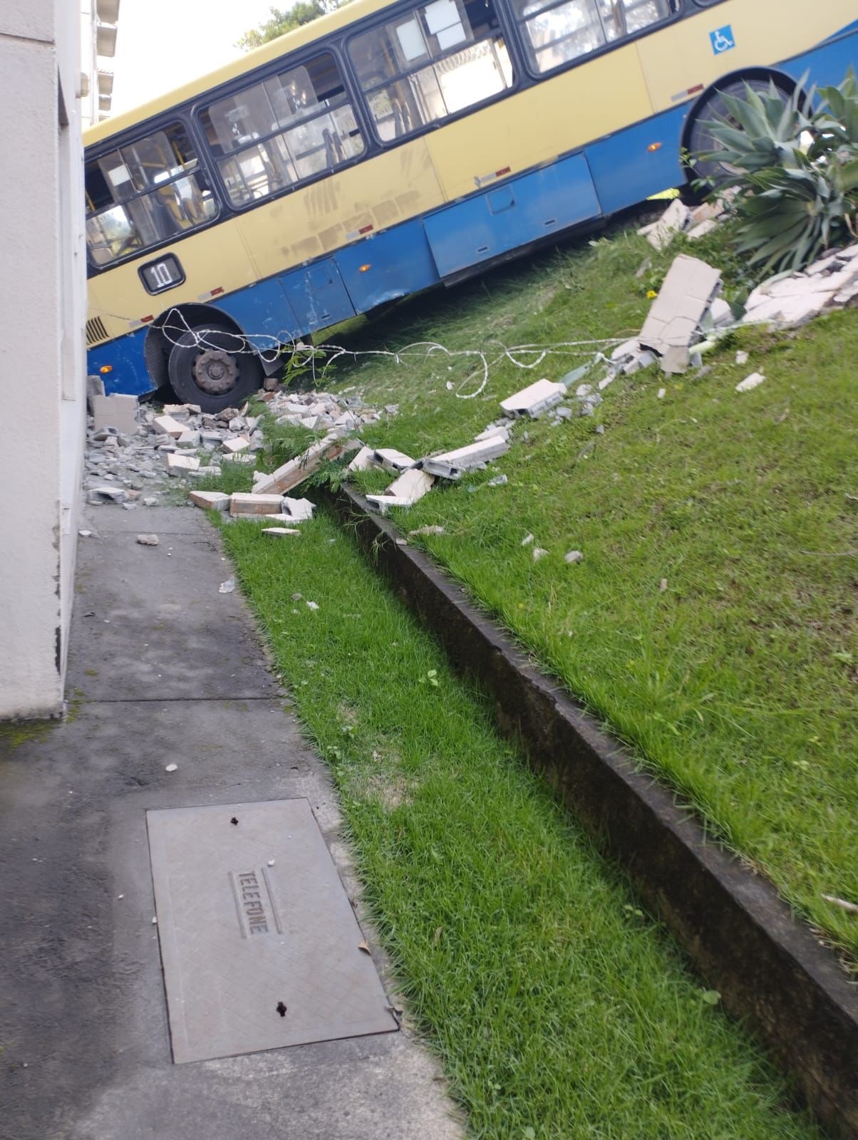 Ônibus derruba muro e invade condomínio em Divinópolis; veja VÍDEOS