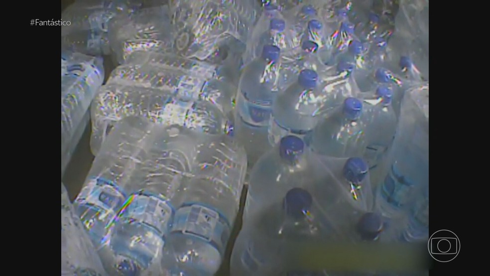 Venda de águas doadas — Foto: Reprodução/TV Globo
