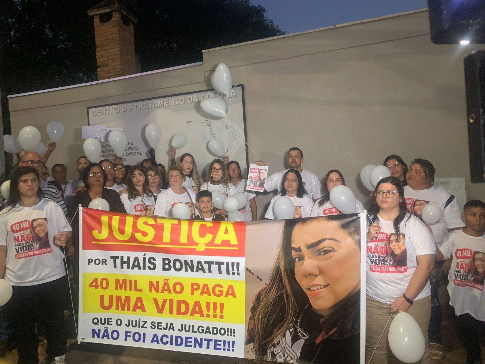 Amigos e familiares de ciclista que morreu após ser atropelada por juiz aposentado fazem manifestação pedindo justiça 