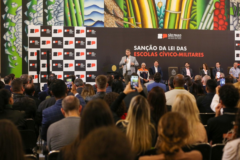 O governador de São Paulo, Tarcísio de Freitas (Republicanos), durante cerimônia de sanção da lei das escolas cívico-militares em São Paulo, em maio de 2024. — Foto: Marcelo S. Camargo/Secom/GESP