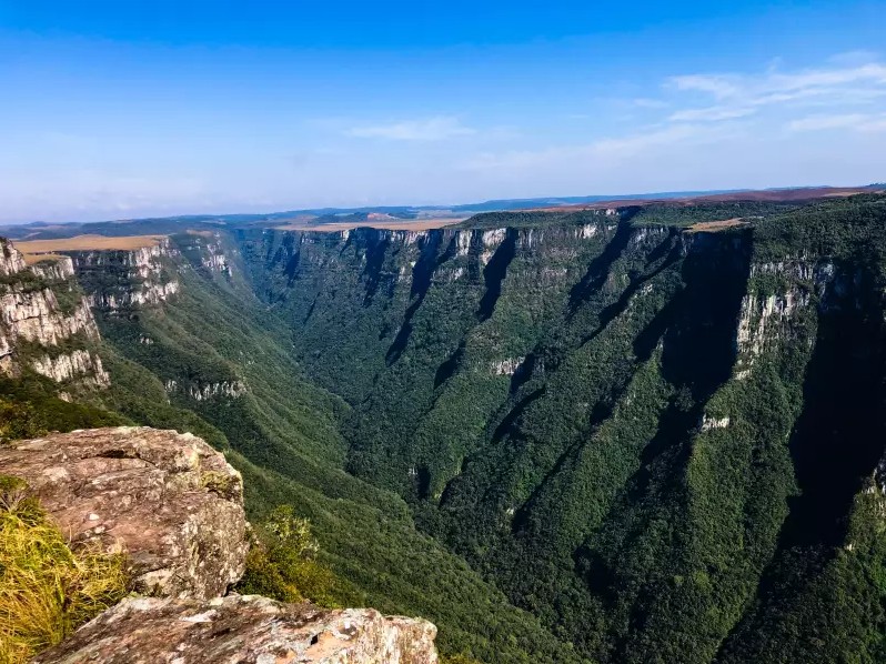 Bombeiros buscam criança que caiu de mirante em cânion na Serra do RS