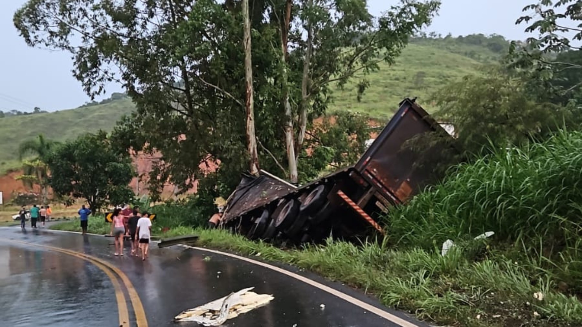Batida entre carreta e caminhão interdita trecho da BR-267 e deixa motorista ferido